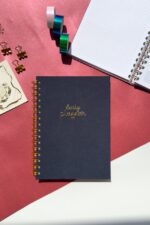 A5 Spiralli Daily Planner / Günlük Planlayıcı / İngilizce Planlayıcı / Planlayıcı Defter Lacivert Altın - Görsel 2