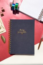 A5 Spiralli Daily Planner / Günlük Planlayıcı / İngilizce Planlayıcı / Planlayıcı Defter Lacivert Altın - Görsel 3