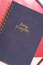 A5 Spiralli Daily Planner / Günlük Planlayıcı / İngilizce Planlayıcı / Planlayıcı Defter Lacivert Altın - Görsel 7